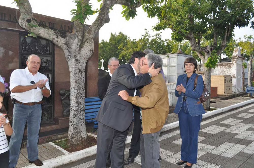 Foto - Homenagem ao Capitão José Gomes Pinheiro pelo Prefeito João Cury Neto em 14/04/2011