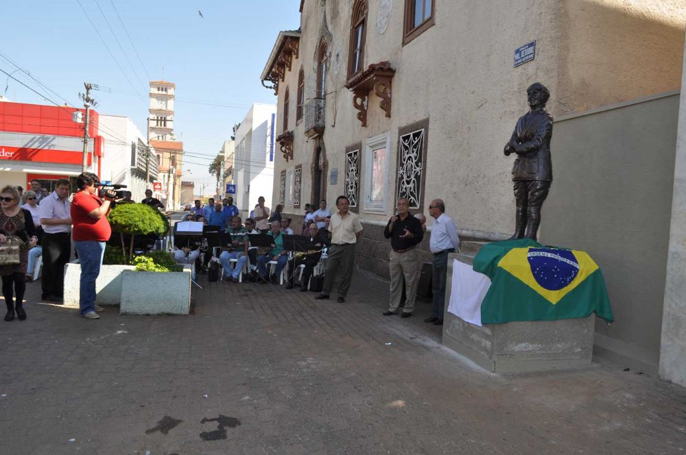 Foto - Inauguração da Estátua de Anesia Pinheiro Machado em Itapetininga em 16/07/2011