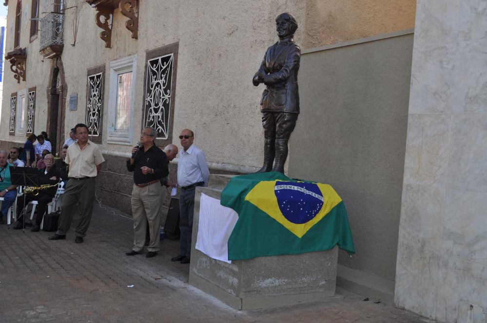 Foto - Inauguração da Estátua de Anesia Pinheiro Machado em Itapetininga em 16/07/2011