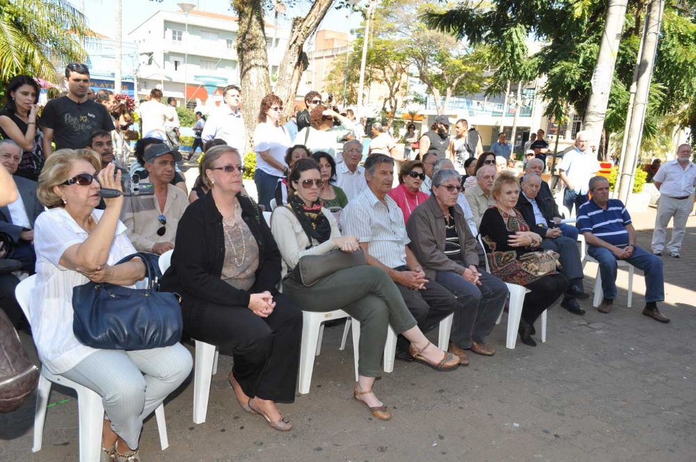 Foto - Inauguração da Estátua de Anesia Pinheiro Machado em Itapetininga em 16/07/2011