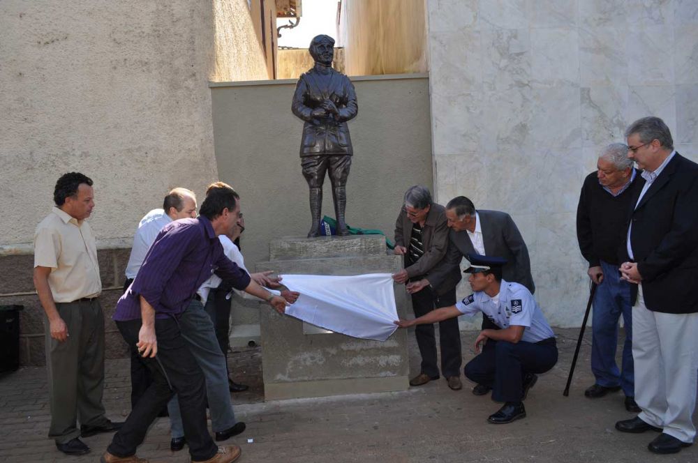 Foto - Inauguração da Estátua de Anesia Pinheiro Machado em Itapetininga em 16/07/2011